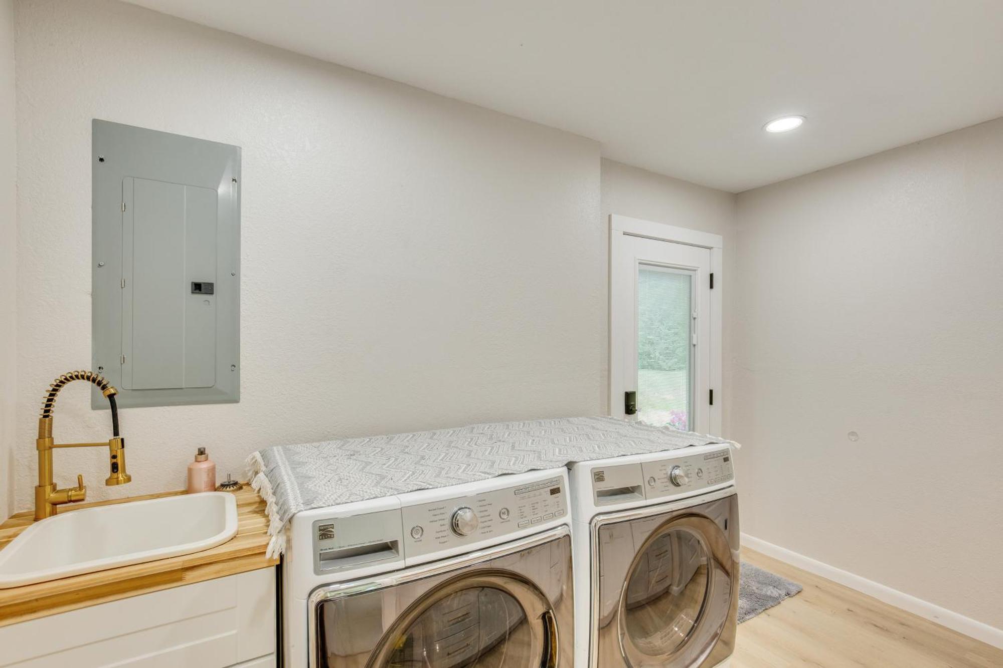 Holiday home Away In Retreat With Workspace, 2 Mi To Dtwn
