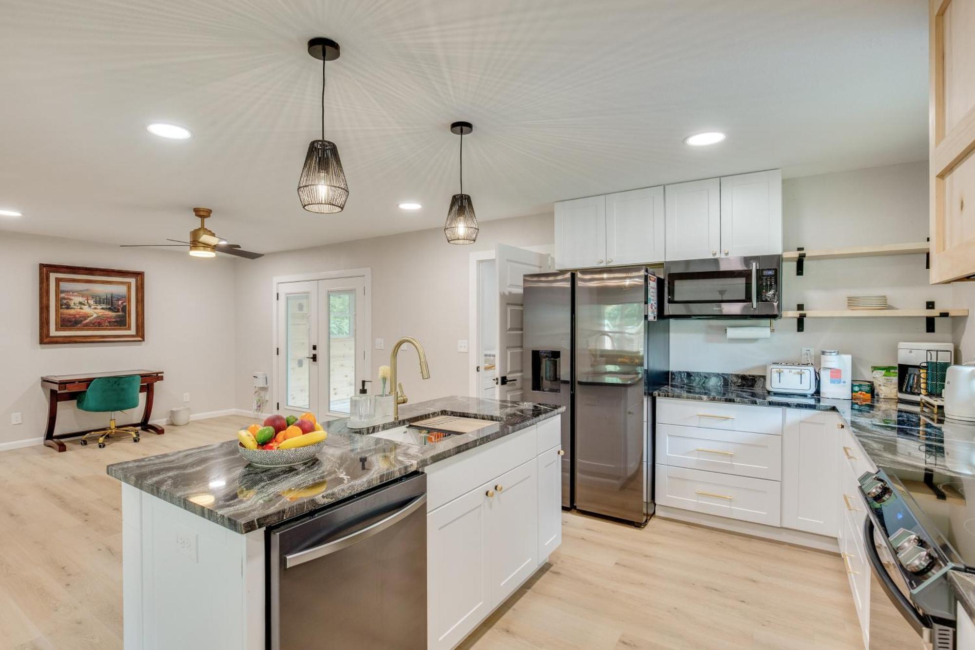 Away In Retreat With Workspace, 2 Mi To Dtwn Holiday home *