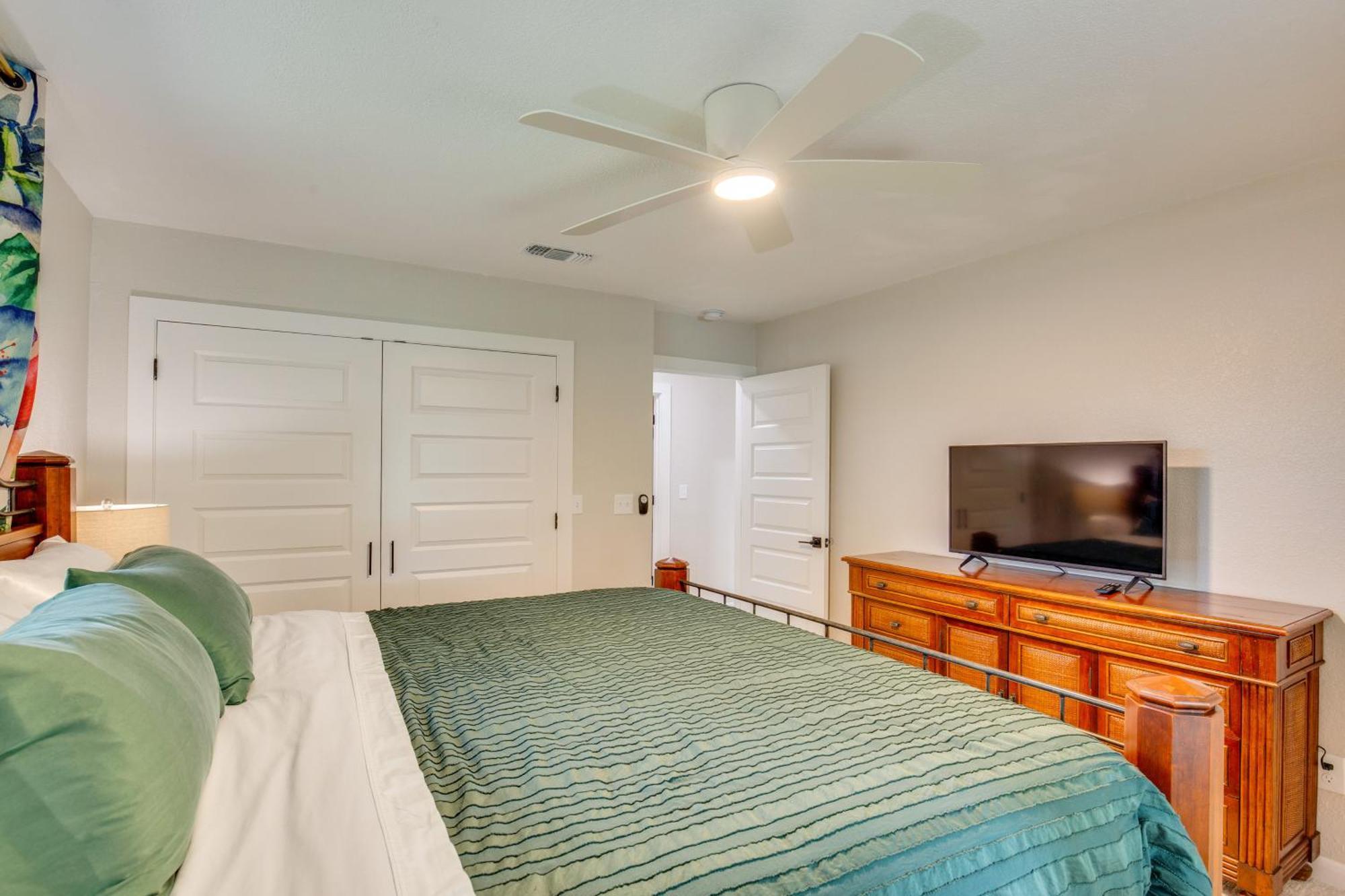Away In Retreat With Workspace, 2 Mi To Dtwn Holiday home *