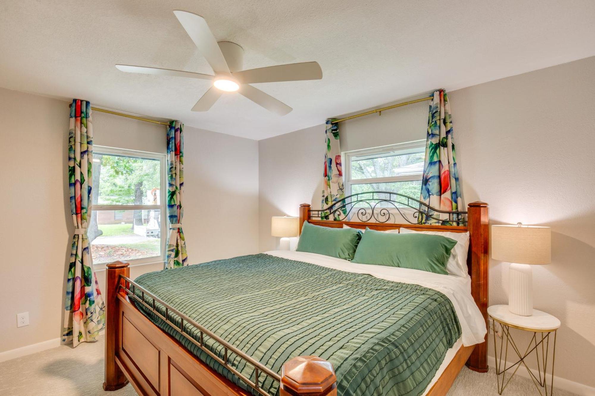 Away In Retreat With Workspace, 2 Mi To Dtwn Holiday home