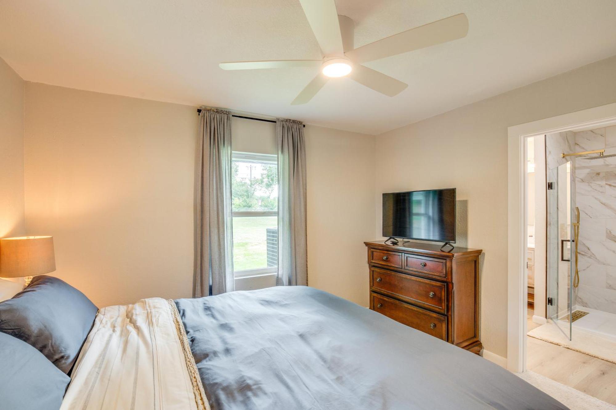 Away In Retreat With Workspace, 2 Mi To Dtwn Holiday home