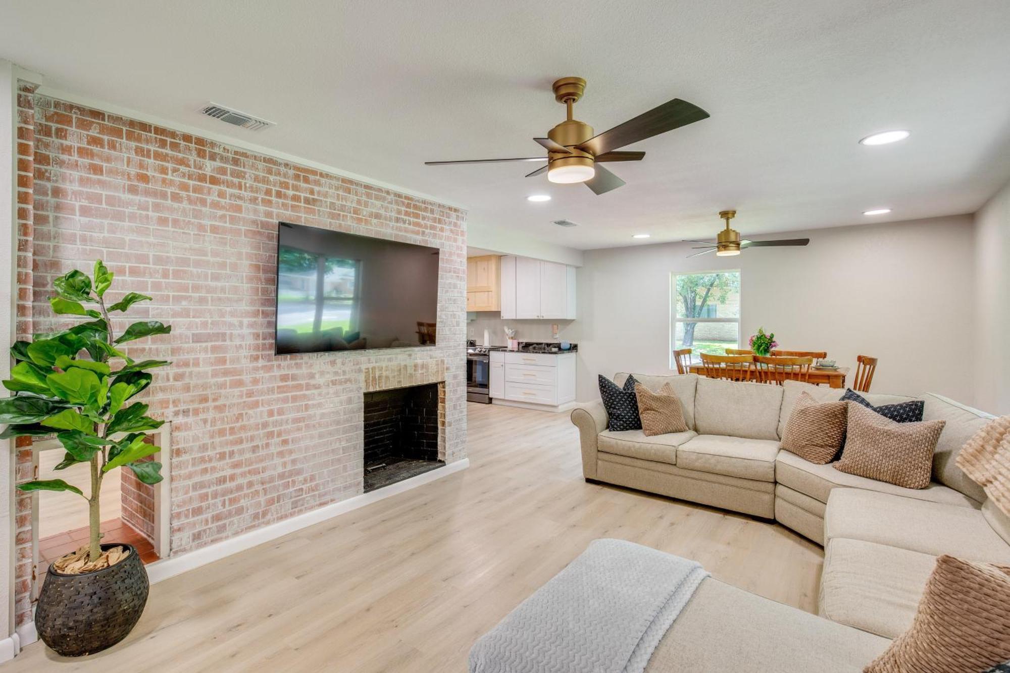 Away In Retreat With Workspace, 2 Mi To Dtwn Holiday home