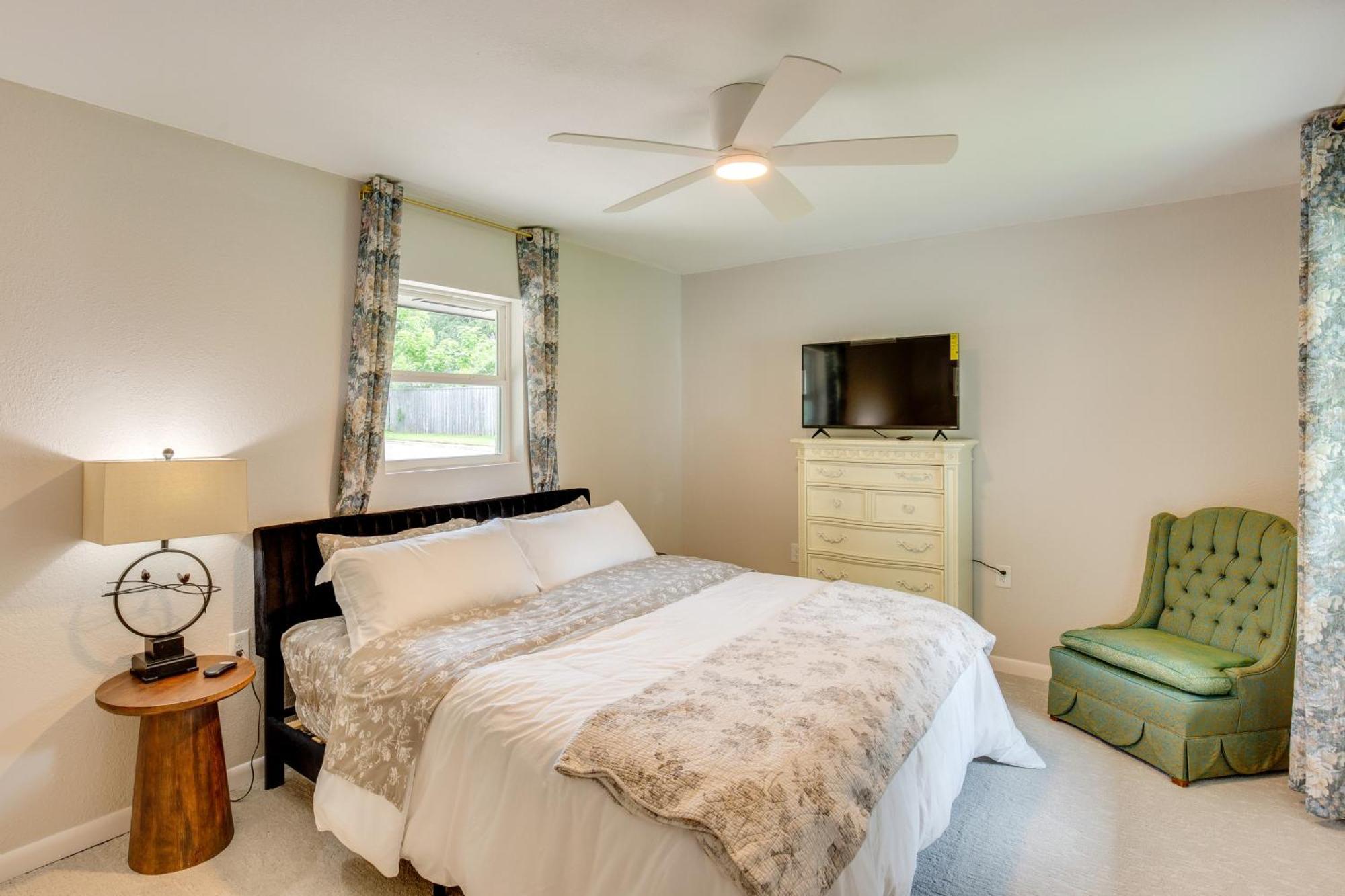 Away In Retreat With Workspace, 2 Mi To Dtwn Holiday home