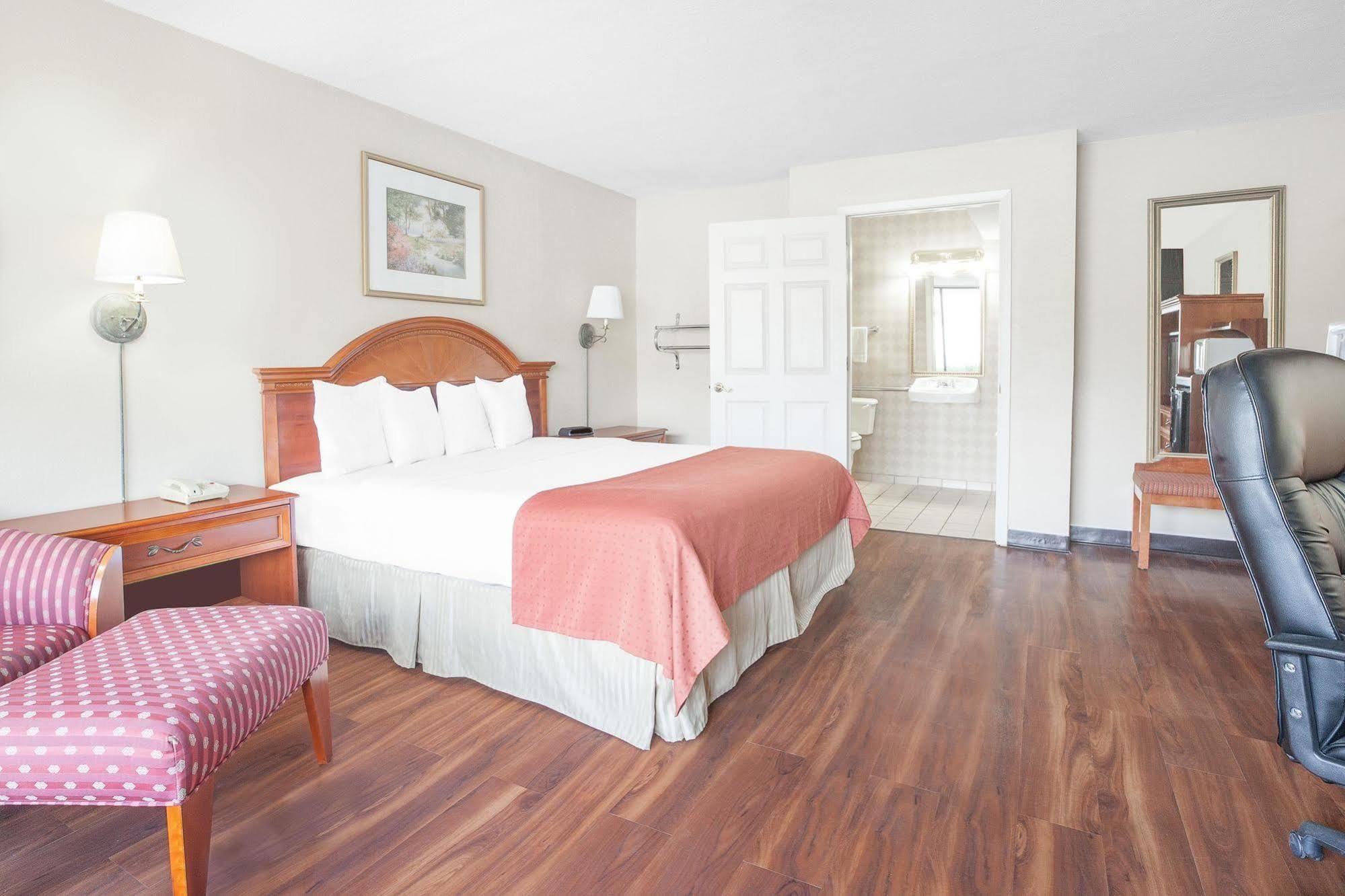 Baymont By Wyndham Motel Paris