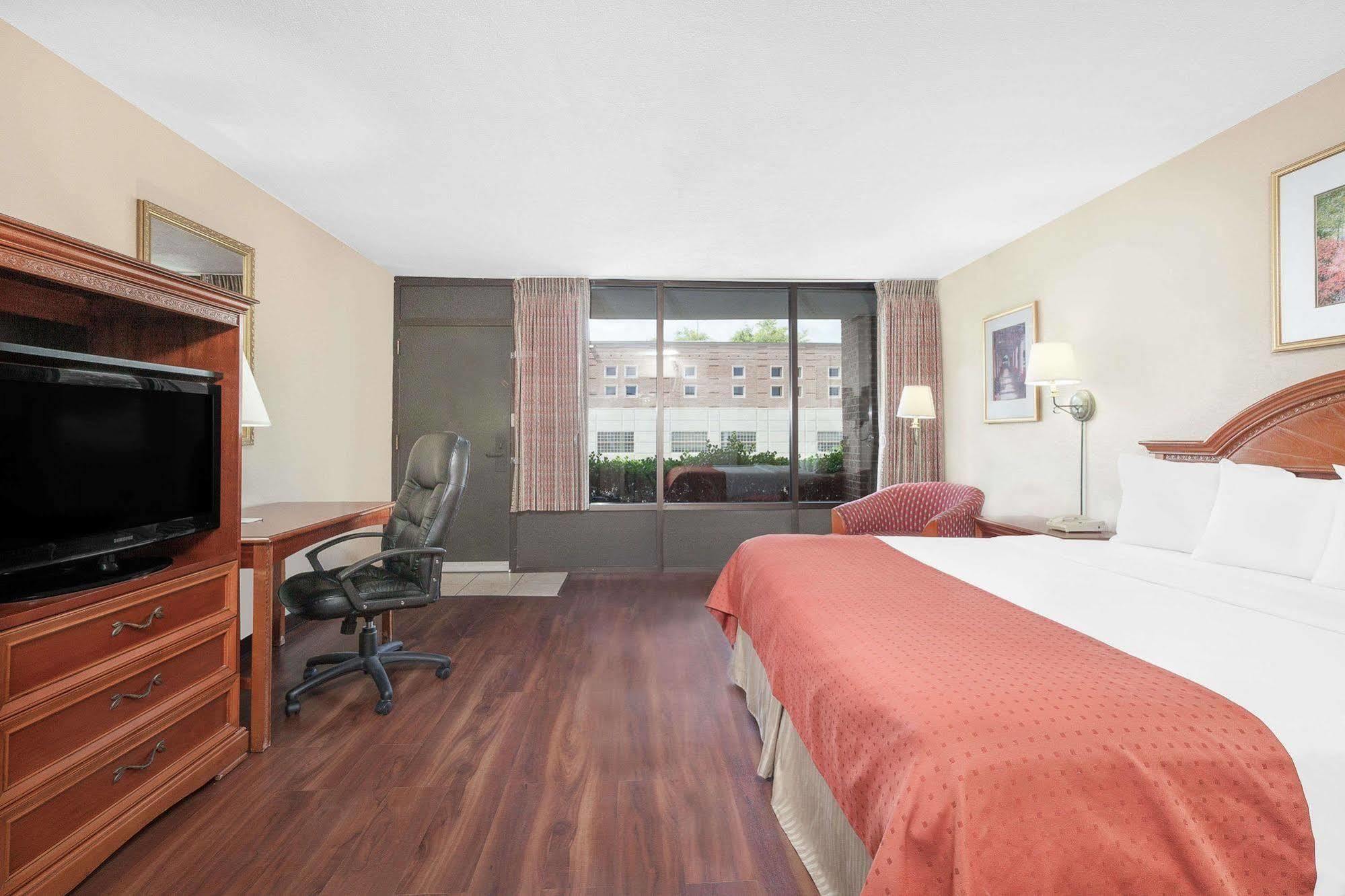 Baymont By Wyndham Paris