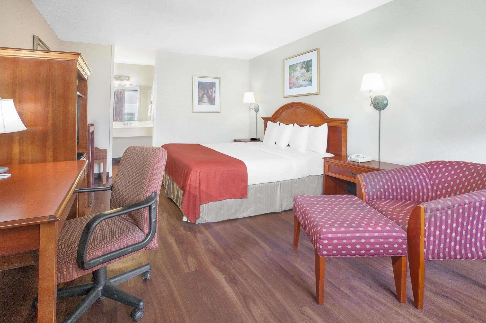 Baymont By Wyndham Paris